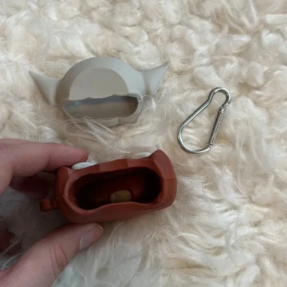 Yoda 1st/2nd Gen AirPods Case - Picture 4 of 4